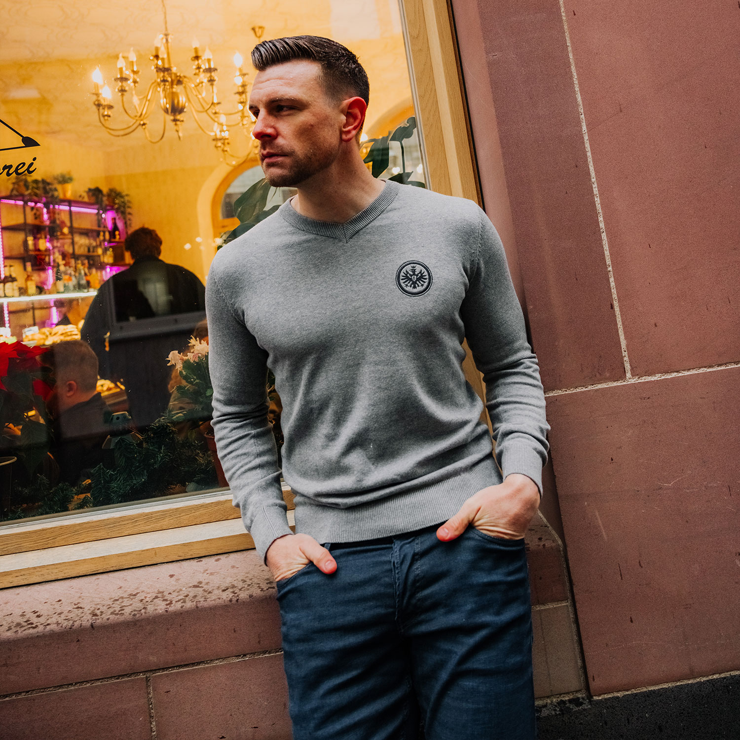 Bild 6: V-Neck Pullover Eintracht Logo