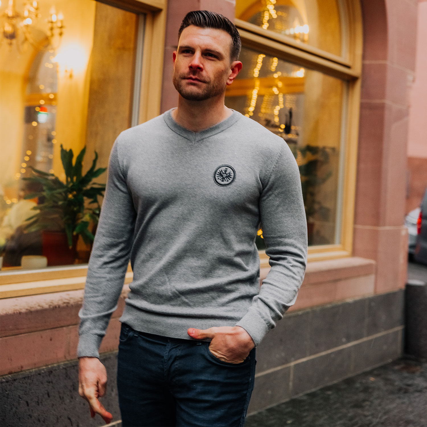 Bild 7: V-Neck Pullover Eintracht Logo