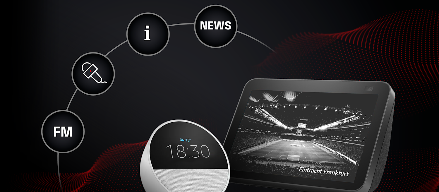 Ein schwarzer Bildschirm zeigt eine Alexa-Integration mit Eintracht-Inhalten. Auf einem Smart Display ist ein Stadionbild von Eintracht Frankfurt zu sehen. Icons für FM, Mikrofon, Info und News sind grafisch verbunden. 
