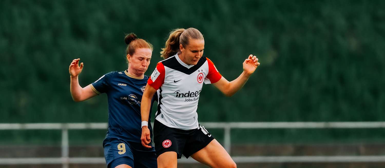 Carlotta Schwoerer behauptet den Ball gegen eine Spielerin von Andernach