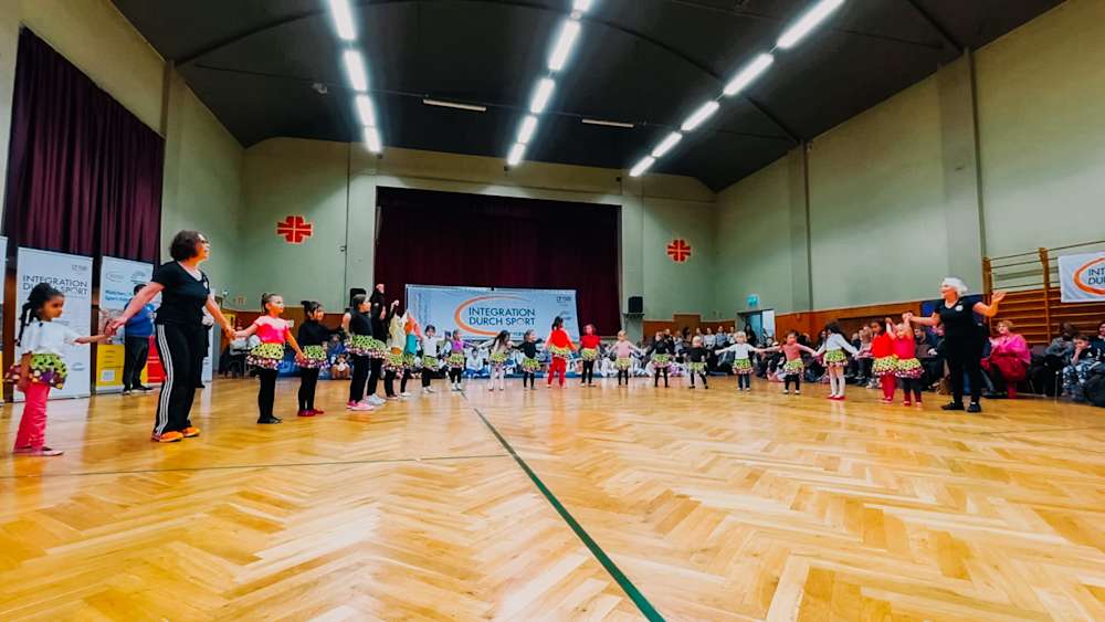 Die Kindertanzgruppe bei ihrer Vorführung in der Turnhalle.