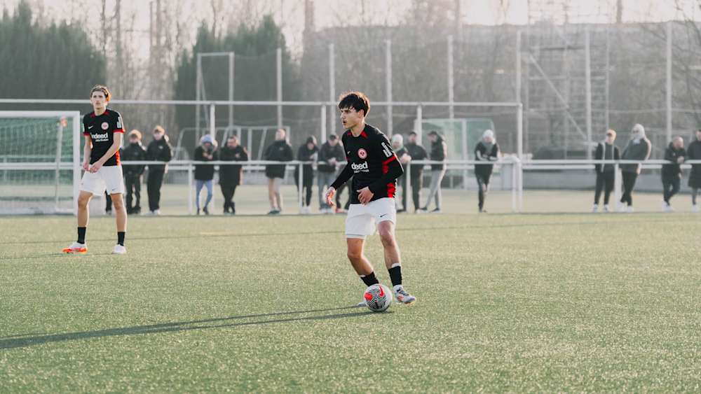 Niklas Scheller führt den Ball im Testspiel der U17 gegen Borussia Dortmund