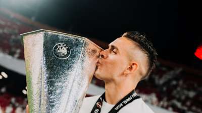 Stürmer Rafael Borre küsst die Trophäe der Europa League.