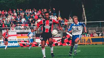 Das große Wiedersehen mit dem Edeltechniker: Maurizio Gaudino läuft bei der Benefizveranstaltung für beide Mannschaften auf. Bild: Pokalspiel der Eintracht gegen den SV Meppen, Saison 1996/97.