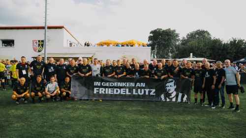 Die Eintracht-Familie rückt zusammen: Das Team der Eintracht Frankfurt Traditionsmannschaft beim Friedel-Lutz-Gedenkspiel in Dortelweil.