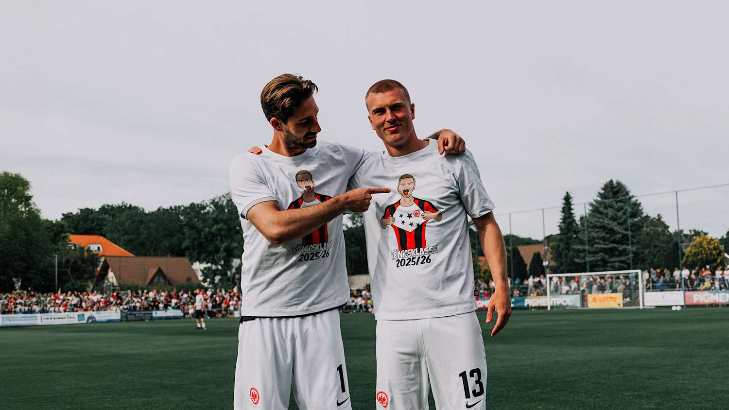 Kevin Trapp und Rasmus Kristensen präsentieren das T-Shirt für die Champions League 2025/26 