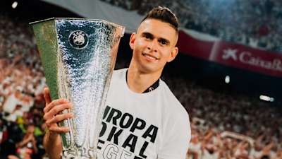Stürmer Rafael Borre hält die Trophäe der Europa League.
