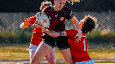 Eine Rugbyspielerin der Eintracht schützt den Ball.