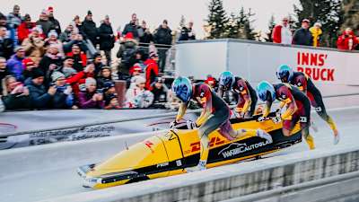 Ein Bobteam beim Start im Viererbob.