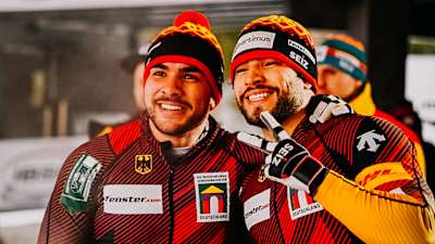 Adam und Issam Ammour jubeln gemeinsam in die Kamera.