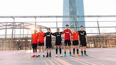 Kinder im Eintracht-Trikot posieren vor der EZB.