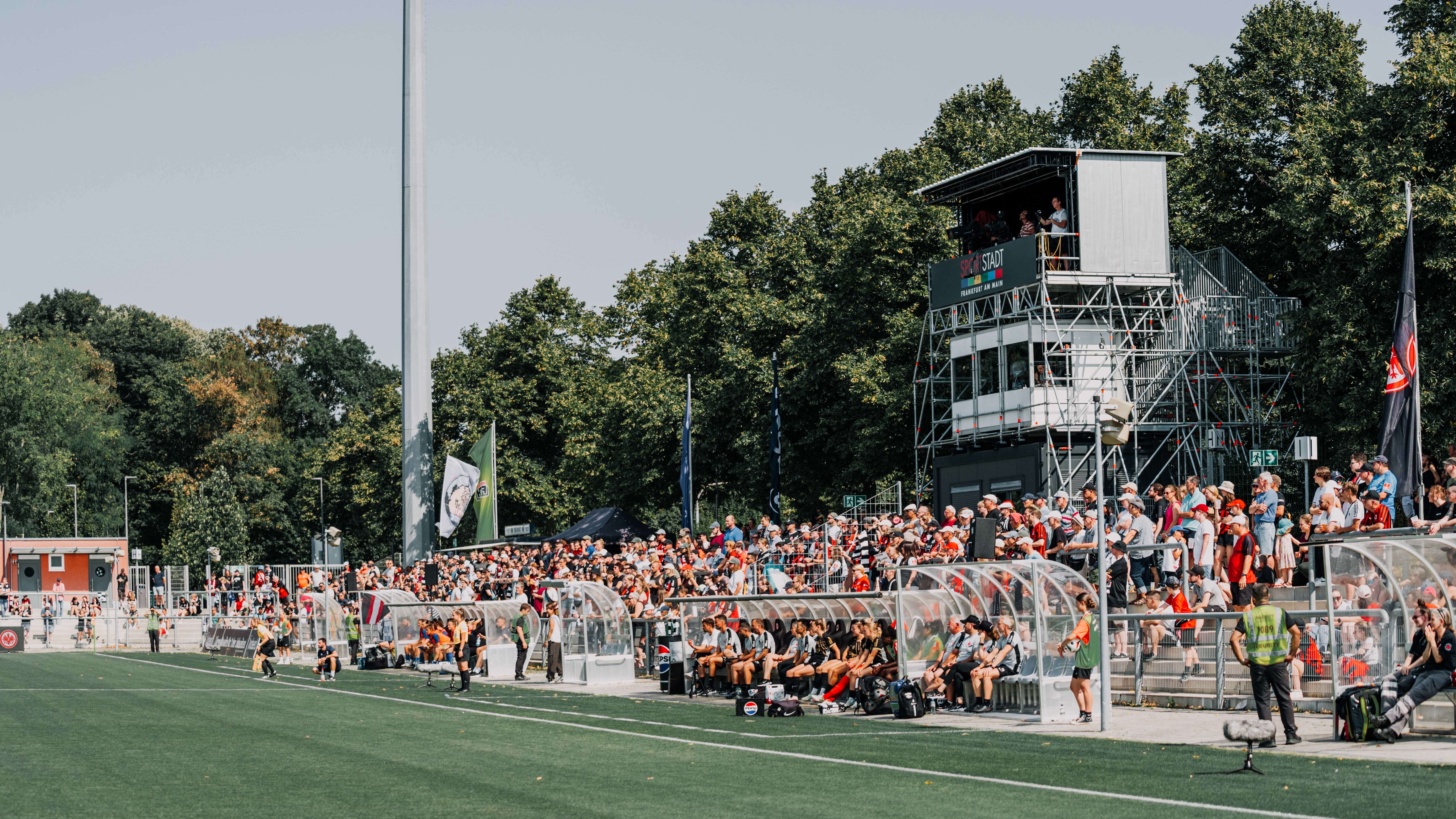 Blick ins Stadion am Brentanobad auf die gut gefüllte Tribüne. Blick ins Stadion am Brentanobad auf die gut gefüllte Tribüne.