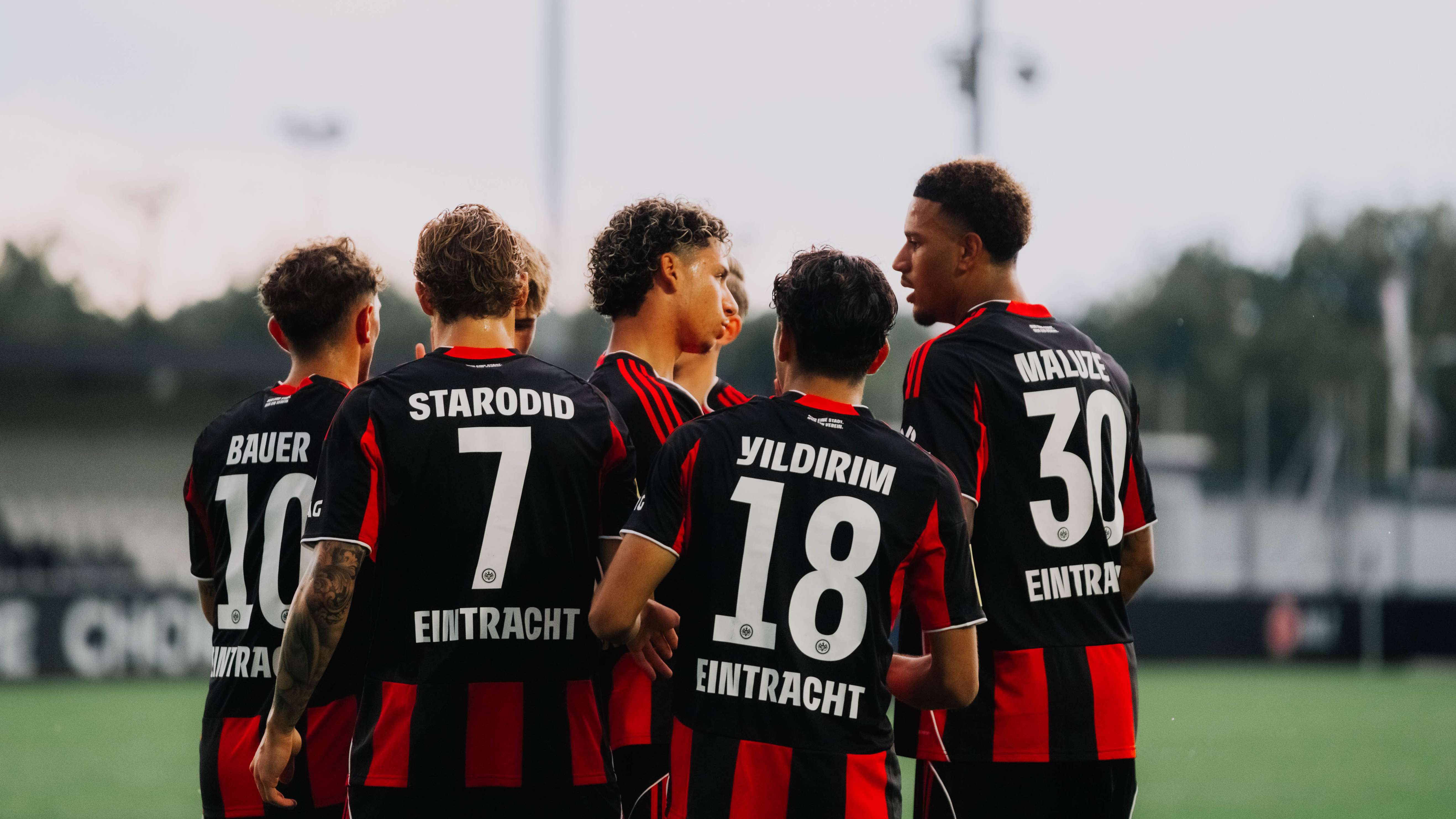 EIntracht-U21-Spieler freuen sich nach ihrem Tor im Testspiel. EIntracht-U21-Spieler freuen sich nach ihrem Tor im Testspiel.