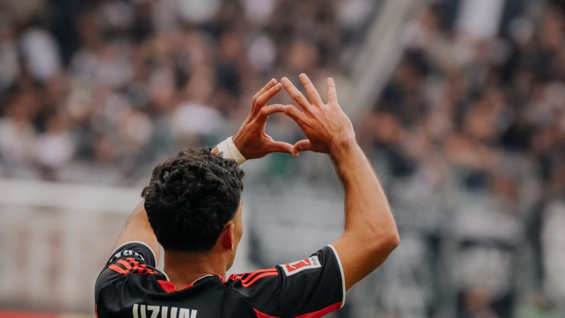 Die Eintracht ist in Torlaune! Can Uzun, Jean-Mattéo Bahoya und Ansgar Knauff treffen zum Einstand gegen den SV Werder Bremen. Wir analysieren das Spiel, sprechen mit dem jüngsten Eintracht-Spieler, dem drei Scorerpunkte in einem Bundesligaspiel gelangen und hören eure Einschätzung zum Bundesligaauftakt. Auftakt nach Maß | Drüber gebabbelt – die Spieltagsanalyse aus dem Deutsche Bank Park Die Eintracht ist in Torlaune! Can Uzun, Jean-Mattéo Bahoya und Ansgar Knauff treffen zum Einstand gegen den SV Werder Bremen. Wir analysieren das Spiel, sprechen mit dem jüngsten Eintracht-Spieler, dem drei Scorerpunkte in einem Bundesligaspiel gelangen und hören eure Einschätzung zum Bundesligaauftakt.