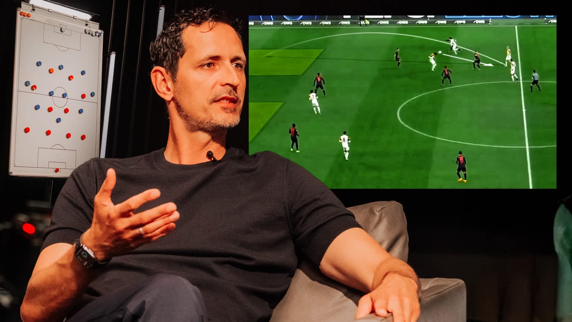 Cheftrainer Dino Toppmöller sitzt auf einer Couch und erklärt seine taktischen Prinzipien. Dino Toppmöller bei Game Vision Cheftrainer Dino Toppmöller sitzt auf einer Couch und erklärt seine taktischen Prinzipien.