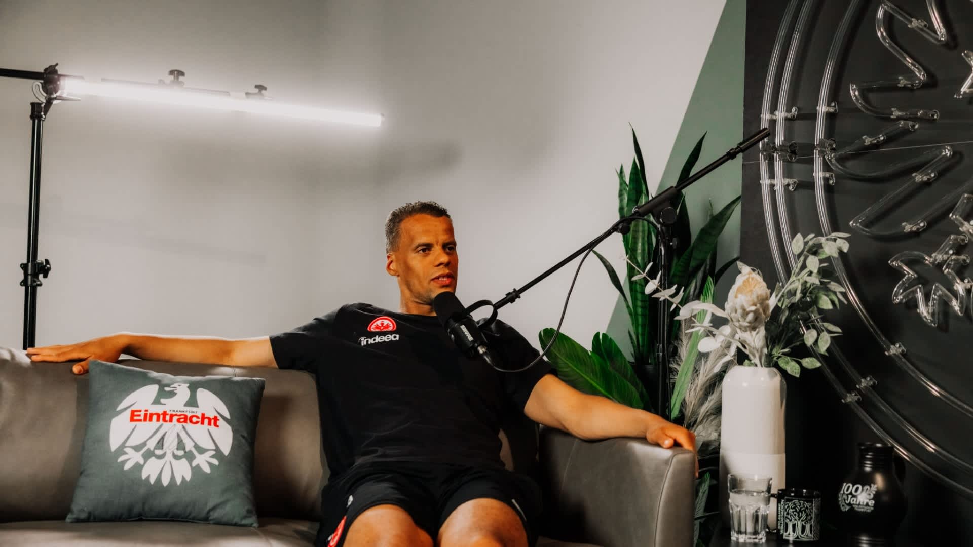 Vereinsikone Timothy Chandler beantwortet sitzend auf einer Couch Fragen von Moderator Marc Hindelang. Es geht um die vergangene Saison, seine besondere Rolle im Team und über die Sommerpause. Chandler: „Momente, die ich nie vergessen werde." Vereinsikone Timothy Chandler beantwortet sitzend auf einer Couch Fragen von Moderator Marc Hindelang. Es geht um die vergangene Saison, seine besondere Rolle im Team und über die Sommerpause.