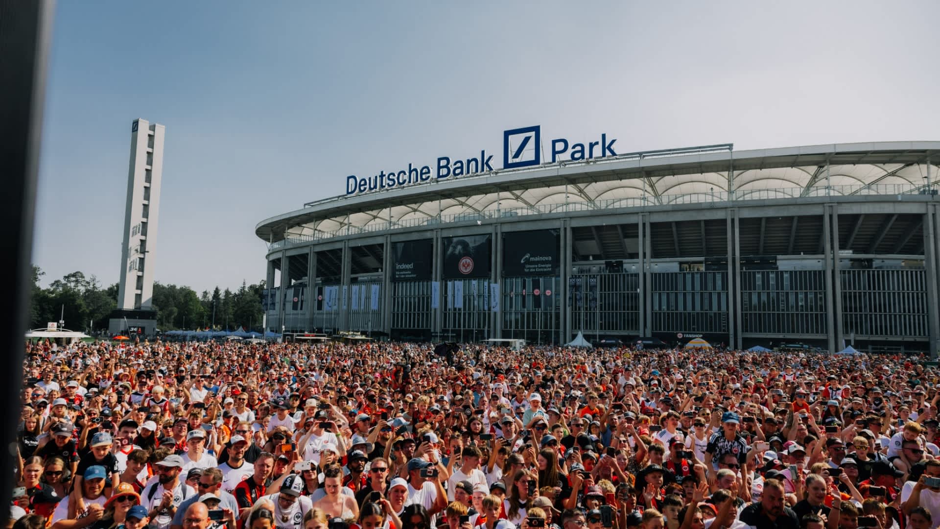 20.000 Fans zieht es am Mittwochmittag in den Deutsche Bank Park zum Eintracht Familientag. Neben Aktivitäten und Autogrammen stand auch die Mannschaftsvorstellung der Frauen- und Männermannschaft bevor. EintrachtTV war vor Ort. Der Eintracht Familientag im Deutsche Bank Park 20.000 Fans zieht es am Mittwochmittag in den Deutsche Bank Park zum Eintracht Familientag. Neben Aktivitäten und Autogrammen stand auch die Mannschaftsvorstellung der Frauen- und Männermannschaft bevor. EintrachtTV war vor Ort.