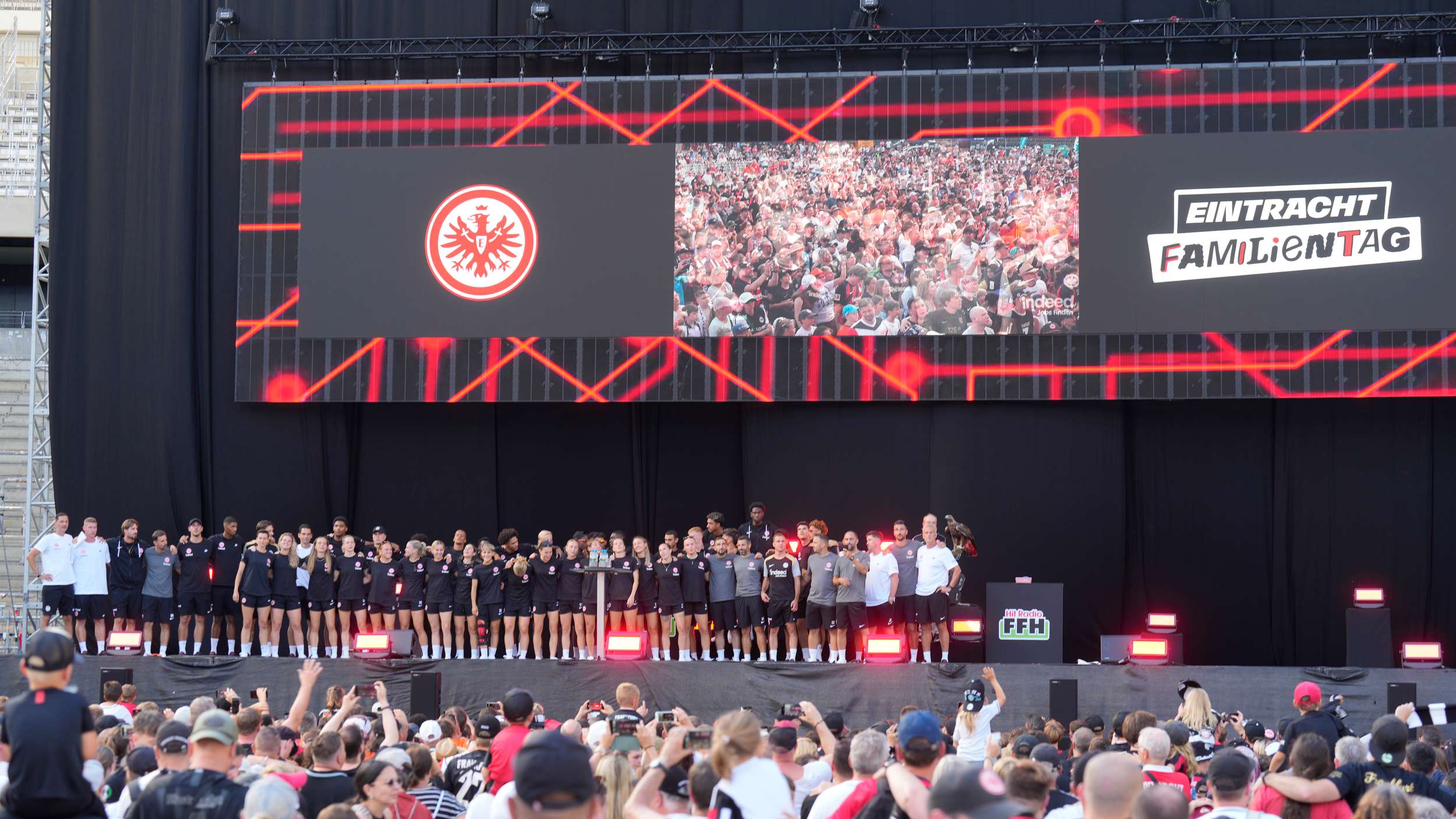 Bühne beim Eintracht-Familientag mit allen Spielerinnen und Spielern. Bühne beim Eintracht-Familientag mit allen Spielerinnen und Spielern.