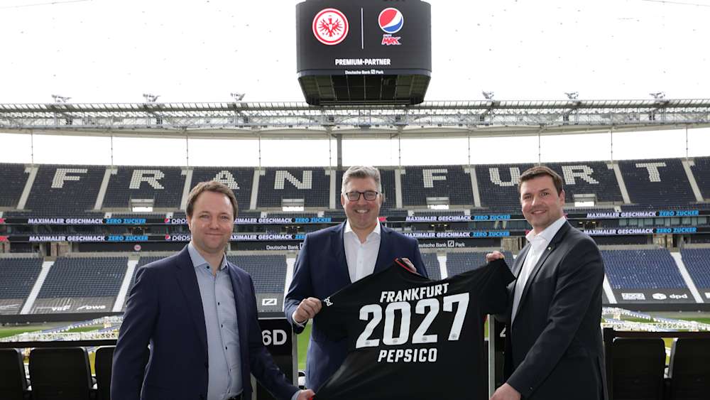 Beschlossene Premium-Partnerschaft für mindestens fünf Jahre (v.l.): Torben Nielsen, Managing Director DACH PepsiCo Deutschland GmbH, Axel Hellmann, Vorstandssprecher Eintracht Frankfurt Fußball AG, Martin Haustein, Verkaufsdirektor Gastronomie Radeberger Gruppe.