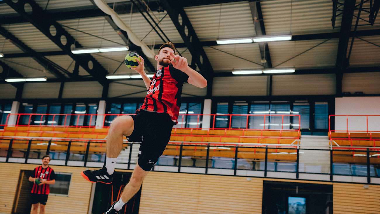 Alle Infos zur Trainer:innensuche in der Handballabteilung.