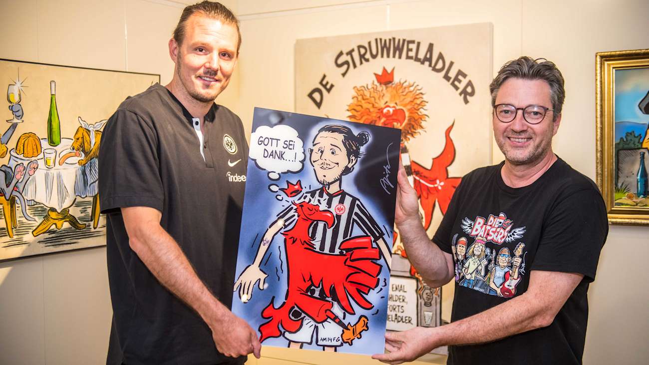 Bei der Ausstellungseröffnung gern gesehener Gast: Alex Meier (l.) mit Michael Apitz.