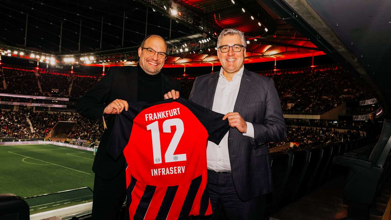 Freuen sich sehr über die eingegangene Partnerschaft: Dr. Alexander Wagner, Geschäftsführer von Infraserv Höchst, und Axel Hellmann, Vorstandssprecher der Eintracht Frankfurt Fußball AG.