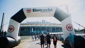 Auf dem Weg in den Deutsche Bank Park.