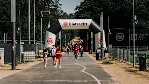 Auf dem Weg in den Deutsche Bank Park.