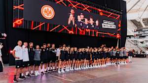 Wie im Vorjahr werden sich die Männer- und Frauenteams auf dem Eintracht-Familientag 2025 gemeinsam präsentieren.