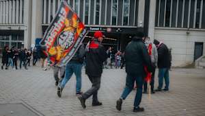 Auf dem Weg zum nächsten Stadionerlebnis: Die Fans von Eintracht Frankfurt.
