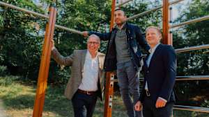 Patrik Meyer, Eintracht Frankfurt Stadion GmbH, Stadtrat Mike Josef und Christian Rummel, Deutsche Bank, steht die Freude über die Eröffnung ins Gesicht geschrieben (v. l.).
