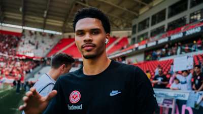 Nnamdi Collins erhält in der Verteidigung das Vertrauen von Beginn an.