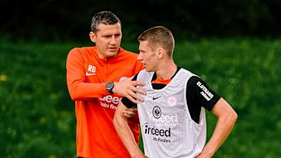 „Mentor, Kumpel und gleichzeitig größter Kritiker der Spieler“: Ralph Gunesch, hier im Austausch mit Eigengewächs Elias Baum.