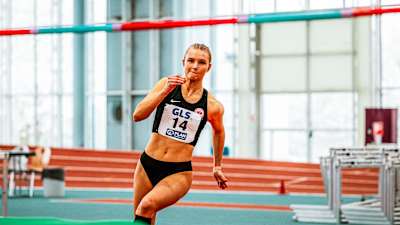 Eine Leichtathletin während ihres Wettkampfs in der Halle.