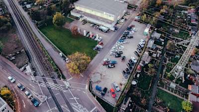 Standort West mit Bahnübergang aus der Vogelperspektive