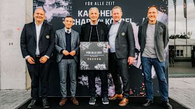 Karl-Heinz Körbel (M.) mit (v.l.) Vereinspräsident Mathias Beck, Oberbürgermeister Mike Josef, Vorstandsmitglied Philipp Reschke und Museums-Geschäftsführer Matthias Thoma.