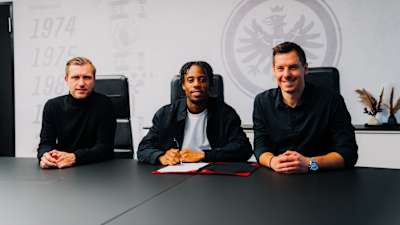 Auf gute Zusammenarbeit bei Eintracht Frankfurt (v. l.): Sportvorstand Markus Krösche, Neuzugang Elye Wahi und Sportdirektor Timmo Hardung.