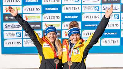Mira Baus (links) jubelt mit ihrer Pilotin Charlotte Candrix