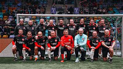 Die Eintracht Traditionsmannschaft beim Matthäi Cup 2025: (hinten, von links) Betreuer Rainer Falkenhain, die Trainer Wolfgang Trapp und Rudi Bommer, Karl-Heinz Körbel, Denis Streker, Uwe Müller, Slobodan Komljenovic, Bastian Oczipka, Ioannis Amanatidis; (vorne) Uwe Bindewald, Ervin Skela, Baldo di Gregorio, Christian Balzer, Patric Klandt, Hansi Steinle, Sascha Amstätter, Thomas Zampach.