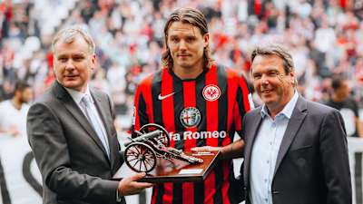 Übergabe der Kanone: Jörg Jakob aus der kicker-Chefredaktion und Vorstandsboss Heribert Bruchhagen gemeinsam mit Torschützenkönig Alex Meier.