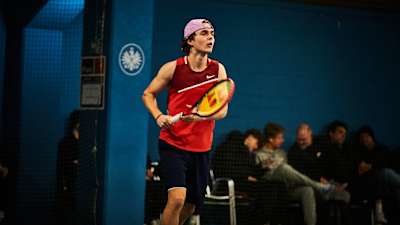 Ein Jugend-Spieler bei einem Tennis-Turnier mit dem Tennisschläger.