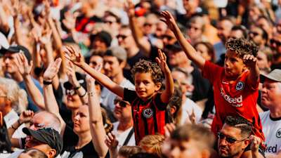 Eintracht Frankfurt begeistert Jung und Alt.