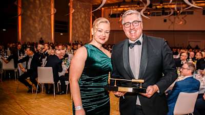 Gala-Gastgeberin Alicja Feltens mit Eintracht-Vorstandssprecher Axel Hellmann.