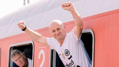 Hurra, die Frankfurter sind da! Thomas Zampach hält es kaum mehr im Pokalexpress – die Spiele können beginnen.