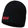 Schräg von rechts: Schwarze Eintracht Frankfurt Fisherman Beanie mit rotem "1899" Stick am Umschlag.