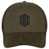 Vorderseite: Olivgrüne Trucker Cap mit braunem Netzstoff und schwarzem "SGE" Schriftzug auf der Vorderseite.