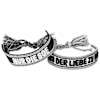 Vorderseite: Zwei schwarz-weiße Eintracht-Armbänder mit Schriftzug "NUR DIE SGE" und " AUS DER LIEBE ZU DIR". 