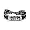 Vorderseite: Ein schwarz-weißes Eintracht-Armband mit weißem Schriftzug "NUR DIE SGE" und Quasten.