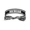 Rückseite: Ein schwarz-weißes Eintracht-Armband mit spiegelverkehrtem Schriftzug "NUR DIE SGE" und Quasten.