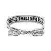 Rückseite: Ein schwarz-weißes Eintracht-Armband mit spiegelverkehrtem Schriftzug "AUS DER LIEBE ZU DIR" und Quasten.